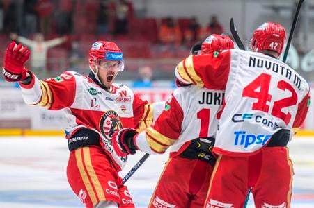 Na snímke hokejisti Prešova sa tešia z gólu počas zápasu 1. kola hokejovej Tipsport ligy HC Prešov - HK Poprad.