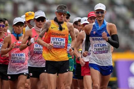 Dominik Černý (vpravo) v úvodných stovkách metrov na čele chodeckých pretekov na 35 km na MS v Tokiu.