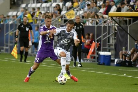 Zľava Dominik Žák (Komárno) a Daniel Magda (Košice) v zápase 7. kola futbalovej Niké ligy FC Košice - KFC Komárno.