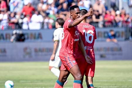 Hráč Cagliari Yerry Mina sa teší z gólu v sieti Parmy.