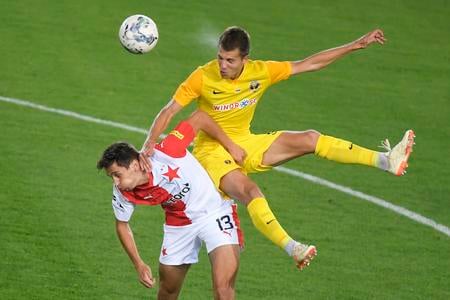 Mojmír Chytil (vľavo, na archívne snímke v Európskej lige proti SC Dnipro) strelil prvý gól Slavie v dueli s Karvinou. Pražský tím vyhral 3:1.