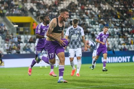 
Popis: Po krásnej delovke do vinkla sa Martin Mišovič konečne dočkal vyzlečeného dresu.