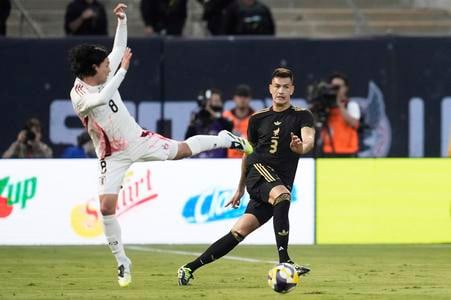 Japonec Takumi Minamino (na snímke vľavo počas reprezentačného duelu s Mexikom) otváral skóre duelu na trávniku Auxerre. Monaco vyhralo 2:1.
