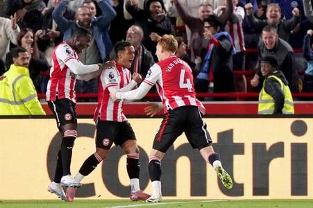 Fabio Carvalho (uprostred) sa raduje spo spoluhráčmi z gólu v zápase proti Chelsea.