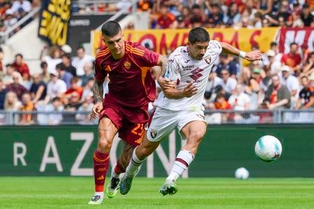 Hráč Ríma Gianluca Mancini (vľavo) bojuje o loptu s Giovannim Simeoneom z Turína.