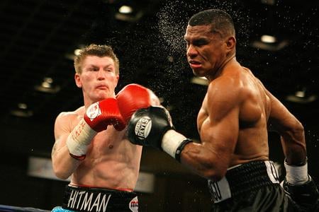 Ricky Hatton (vľavo) v súboji s Kolumbijčanom Juanom Urangom v Las Vegas, v roku 2007.