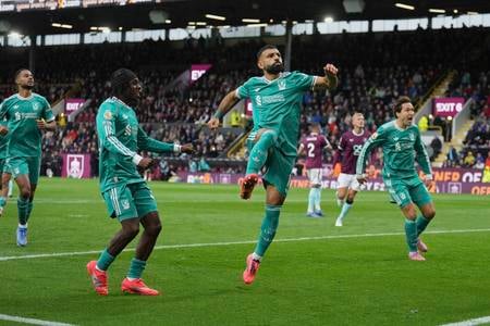 Mohamed Salah(uprostred) oslavuje po tom, ako skóroval z penalty proti Burnley v zápase 4.kola anglickej ligy Premier League.