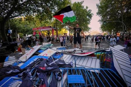 Vueltu premenili na chaos. Fanúšikovia mali v rukách pripináčiky aj dymovnice. Má ešte cyklistika zmysel?