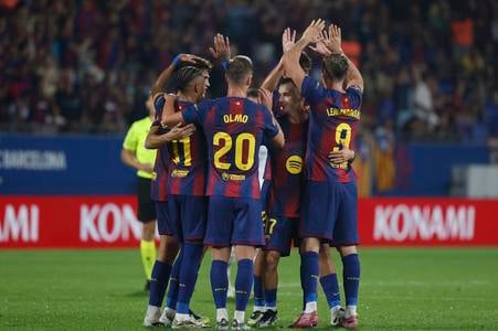 Futbalisti FC Barcelona pri oslave gólu proti Valencii