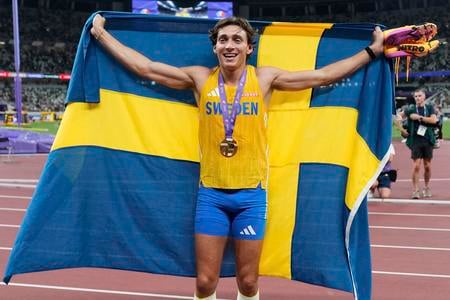 Švéd Armand Duplantis so zlatou medailou na MS v Tokiu.