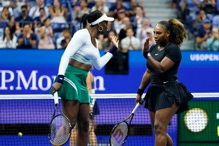 Serena Williamsová (vpravo)  a jej sestra Venus Williamsová na kurte.