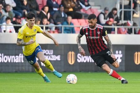 

Záber spred troch rokov - Matúš Begala (vľavo) a Trnavčan Erik Daniel počas osemfinále Slovnaft Cupu.