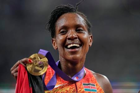 Kenská atlétka Faith Kipyegonová oslavuje zisk zlatej medaily vo finále behu na 1500 m na atletických MS v Tokiu.