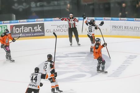 Jordan Martel (č. 51) sa teší po jednom zo svojich troch gólov.