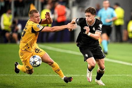 Hráč Dortmundu Julian Ryerson (vľavo) a Kenan Yildiz z Juventusu Turín v súboji o loptu v zápase 1. kola ligovej fázy Ligy majstrov Juventus Turín - Borussia Dortmund.