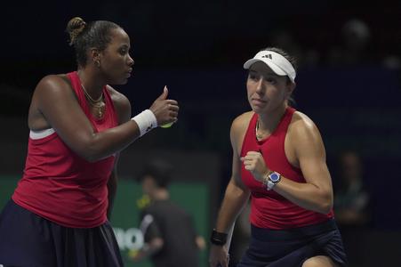 Jessica Pegulová (vpravo)a Taylor Townsendová v zápase štvorhry proti kazašskej dvojici Rybakinová, Putincevová vo štvrťfinále finálového turnaja Pohára Billie-Jean Kingovej v čínskom Šen-čene.