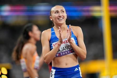 Gabriela Gajanová sa teší po rozbehu žien na 800 m na atletických MS v Tokiu z postupu.