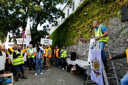 Peter Jakubík (centre), head of the Police Trade Union (OZP), speaks during a rally outside the parliament building in Bratislava on Wednesday, 17 September 2025. The union organised the protest in opposition to the government’s decision to freeze planned pay rises in 2026, part of its public finance consolidation measures. Firefighters and representatives of the Prison and Court Guard Service also joined the demonstration.