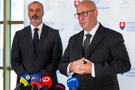 Former Slovak Railways chief Alexander Sako (l) with Transport Minister Jozef Ráž (r) at a press conference.