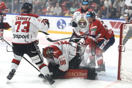 Na snímke v bielych dresoch hokejisti tímu Banskej Bystrice.