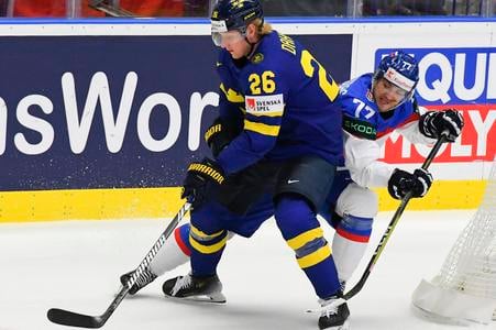 Na snímke sprava Libor Hudáček (Slovensko) a  Rasmus Dahlin (Švédsko).