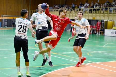 Na snímke s loptou Ján Kristián Krok (MŠK Považská Bystrica) strieľa na bránu počas zápasu 4. kola Niké Handbal Extraligy ŠKP Bratislava - MŠK Považská Bystrica.