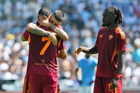 Futbalista AS Rím Lorenzo Pellegrini (7) sa teší so spoluhráčmi z gólu v mestskom derby 4. kola talianskej Serie A Lazio Rím - AS Rím.