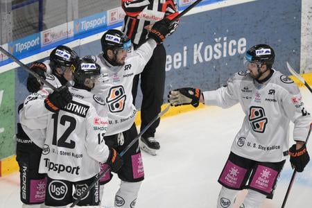 Na snímke gólová radosť hráčov Košíc.