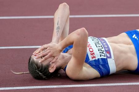 Slovenka Emma Zapletalová reaguje po zisku bronzovej medaily vo finále žien na 400 m cez prekážky na atletických MS v Tokiu.