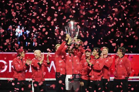 Taylor Fritz z Tímu sveta zdvíha trofej pre víťaza Laver Cupu,