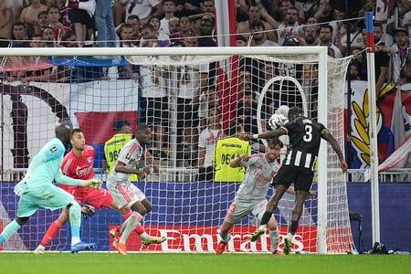 Slovenský futbalový brankár v drese Lyonu Dominik Greif (druhý zľava) v zápase 5. kola francúzskej Ligue 1 Olympique Lyon - SCO Angers.