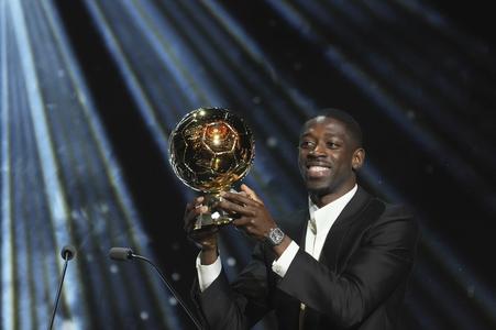 Francúzsky futbalista Ousmane Dembele z PSG získal Zlatú loptu počas 69. slávnostného odovzdávania cien Ballon d'Or (Zlatá lopta) v Paríži.
