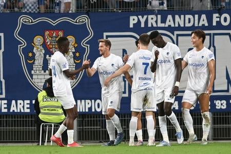 Radosť slovenského reprezentanta Patrika Hrošovského (druhý zľava) po góle do siete Lechu Poznaň v play-off Európskej ligy.