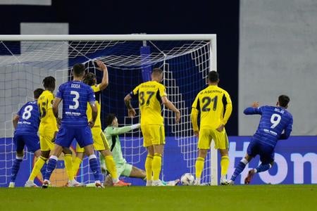 Slovenský futbalista v drese Fenerbahce Istanbul Milan Škriniar (tretí sprava) a hráč Dinama Záhreb Dion Drena Beljo (vpravo), ktorý strieľa gól v zápase 1. kola ligovej fázy Európskej ligy Dinamo Záhreb - Fenerbahce Istanbul.