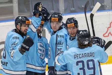 Hráči Slovana sa tešia z gólu.