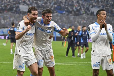 Hráči Olympique Marseille Pierre-Emile Hojbjerg (vľavo), Matt O'Riley (uprostred) a Mason Greenwood sa tešia z víťazstva.