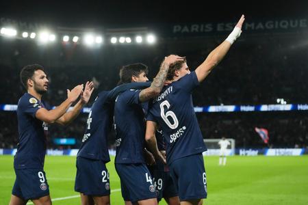 Vpravo futbalista PSG Illya Zabarnyi.