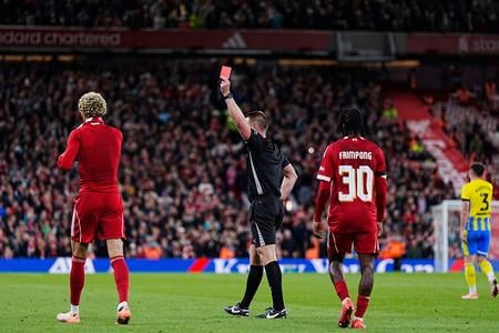 Futbalista Liverpoolu Hugo Ekitike dostáva červenú kartu po tom, ako si dal dole dres počas zápasu o anglický Ligový pohár FC Liverpool - FC Southampton.