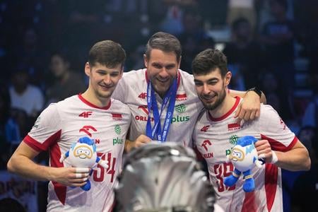 Volejbalisti Poľska pózujú po výhre nad Českom na MS v zápase o bronz.
