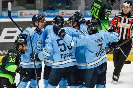 Hráči Slovana (v belasom) oslavujú gól Dominika Jendeka na 2:0, ktorý sa napokon ukázal ako víťazný.