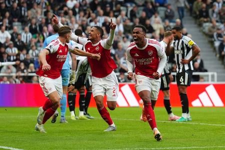 Arsenal otočil v nadstavenom čase, Aston Villa dosiahla prvé víťazstvo