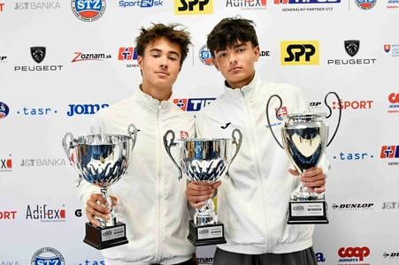 Dominik Mačej (vľavo) a Leon Sloboda s trofejami, ktoré vybojovali na ME v Parme.