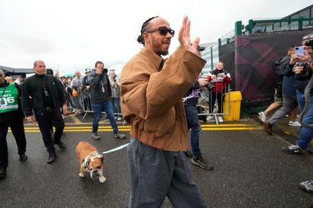 Lewis Hamilton máva fanúšikom na Silverstone počas VC Veľkej británie, v pozadí jeho milovaný pes Roscoe.