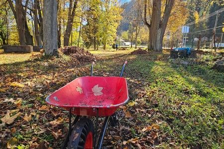 Gruntovačka returned as pupils, students and locals across the Banská Bystrica Region joined forces to clean up castles, trails and nature for World Cleanup Day.