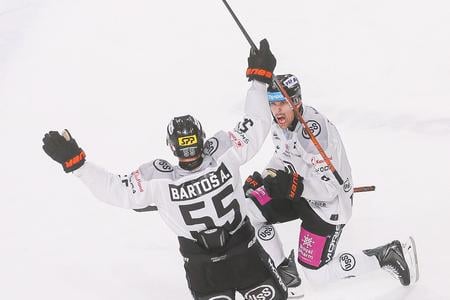 Šimon Petráš sa teší spolu s Antonínom Bartošom po vyrovnávajúcom góle do siete Zvolena.