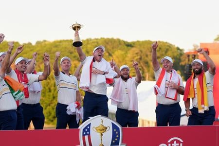 Rory McIlroy pózuje s Ryder Cupom po výhre Európy nad výberom USA 15:13 na ihrisku na Long Islande.