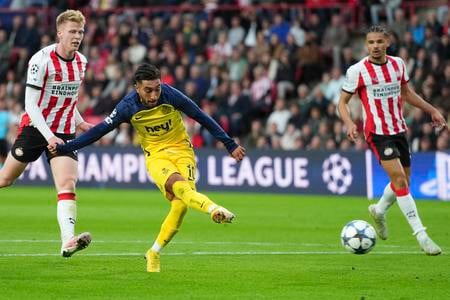 Momentka zo zápasu PSV Eindhoven na domácom štadióne proti Unionu SG. Strieľa Anouar Ait El Hadj.