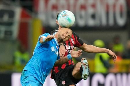 Stanislav Lobotka (vľavo) z Neapola a Adrien Rabiot z AC Milána v súboji o loptu počas zápasu 5. kola talianskej Serie A AC Miláno - SSC Neapol v Miláne.