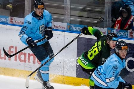 Na snímke zľava Tomáš Královič (Slovan) Ryder Jade Korczák (Žilina) a Andrej Fabuš (Slovan) počas zápasu 7. kola hokejovej Tipsport ligy 28. Septembra 2025 v Bratislave.