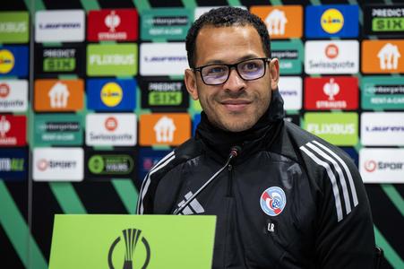 Tréner Štrasburgu Liam Rosenior na stredajšej tlačovej konferencii na Tehelnom poli.